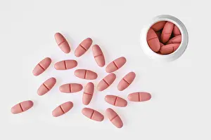 Pain Relief Medication Drucke: Top view of multi vitamin comples pills