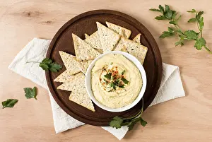 Healthy Snack Options Drucke: Top view nacho chips with hummus
