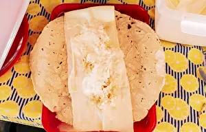 Central America Cuisine Drucke: Top view of Nicaraguan Quesillo served on table