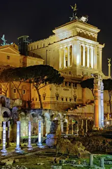 Roman Civilization Ruin Drucke: View at night over the Caesar Forum of Julius Caesar