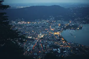 Drucke von Panoramablick auf die Nachtszene der Stadt Como, Italien. Berge, Hafen und Bucht Como Drucke: Blick von oben auf die Nachtszene der Stadt Como.
