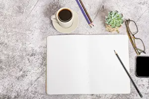 Empty Desk Space Drucke: Top view of a notebook with blank pages