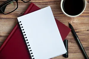 Business Attire Concept Drucke: Top view of notepad with customizable space for text or message