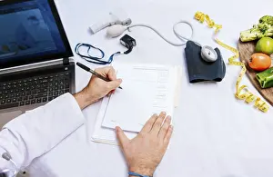Balanced Diet Image Drucke: Top view of nutritionist writing on notepad