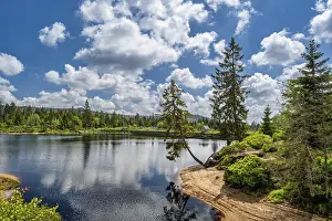 Bilder Datiert 22. Mai 2024: Ein Blick auf den Oderteich in den Harzgebirgen unter einem blauen Himmel.
