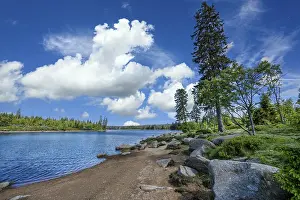 Bilder Datiert 22. Mai 2024: Ein Blick auf den Oderteich in den Harzgebirgen unter einem blauen Himmel.