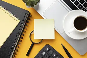 Workplace Inspiration Drucke: Top view office desk composition with empty post it