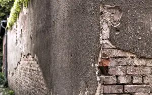 Berlin Wall Drucke: View of an old and dilapidated wall