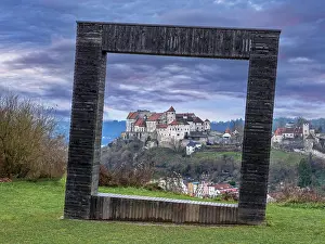Bilder Datiert 10. Dezember 2024: Blick auf das alte Stadtviertel und den Schloss.