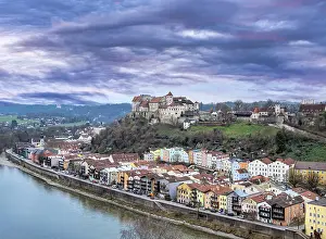 Bilder Datiert 10. Dezember 2024: Ansicht der alten Stadt und des Schlosses.