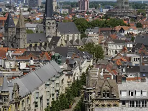 Historic Town View Drucke: View of an old town with a cathedral in the centre