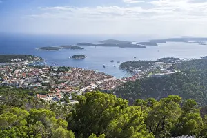 Eastern European Urban Landscape Drucke: View of the old town centre of Hvar