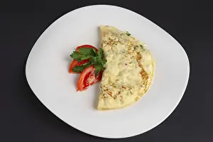 Studio Shot Meal Drucke: Top view of omelet with ham and vegetables