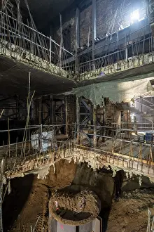 Construction Site Architecture Drucke: View of an ongoing construction site featuring exposed rebar