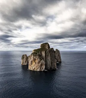 Drucke von Ein Blick auf den Pan di Zucchero-Meeresfelsen in Porto Flavia auf Sardinien Z Drucke: Ein Blick auf den Pan di Zucchero Meerfelsen in Porto Flavia auf Sardinien.