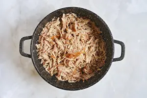 Ecological Food Choices Drucke: Top view of a pan with pulled pork shoulder roasted in the oven