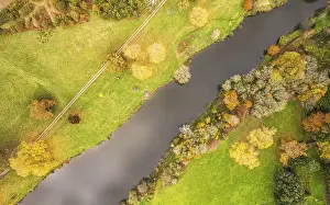 European Autumn Colors Drucke: Top Down view of Park, Pond and Trees in the colors of fall over Devon