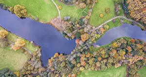 Autumn Mood In Great Britain Drucke: Top Down view of Park, Pond and Trees in the colors of fall over Devon