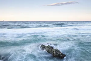 Wave Crash On Rocky Shore Drucke: View from The Pass: The rocks and waves in the foreground