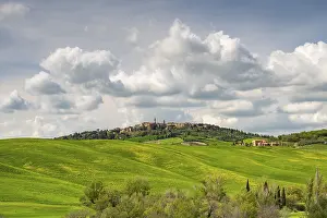 Tuscany Countryside Drucke: View of Pienza and fields, Val d'Orcia