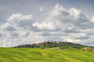 Tuscany Countryside Drucke: View of Pienza and fields, Val d'Orcia