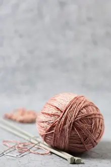 Handicraft Clothing Style Drucke: Front view pink thread knitting