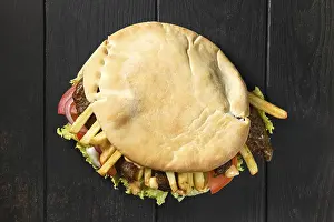 High Angle Food Shot Drucke: Top view of pitta bread stuffed with salad