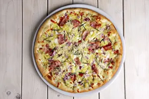 Freshly Baked Pizzas Drucke: Top view of pizza with bacon chips