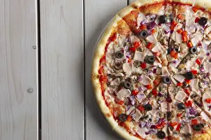 Close Up Pizza Drucke: Top view of part of pizza with ham