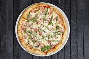 Ham And Cheese Pizza Drucke: Top view of pizza with ham, bacon