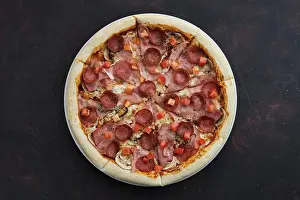Top View Of Pizza Drucke: Top view of pizza with ham, bacon