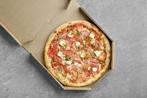 Top View Of Pizza Drucke: Top view of pizza with ham, onion