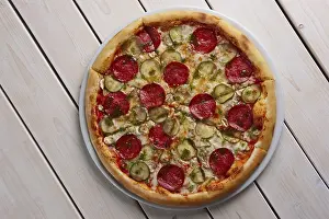 Studio Shot Of Meal Drucke: Top view of whole pizza with sausage