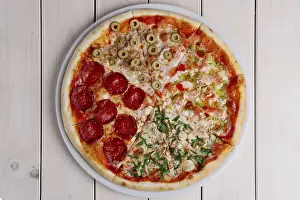 Gourmet Meal Drucke: Top view of pizza four seasons