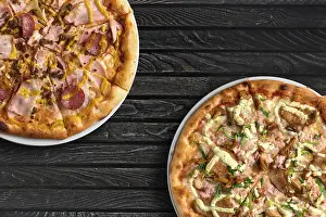 Top View Pizza Drucke: Top view of two pizzas on the table with copy space for text