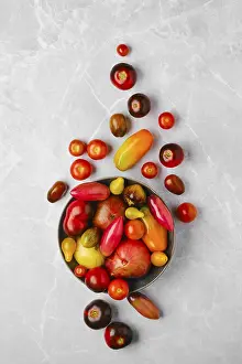 Tomato Varieties Drucke: Top view of plate with different types of tomatoes