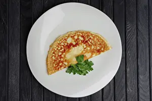 Top View Plate Drucke: Top view of plate with thin omelet