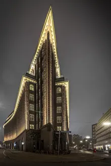 Northern Germany Architecture Drucke: View of a pointed brick building at night