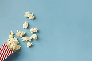 Copy Space Available Drucke: Top view popcorn composition blue background with copy space