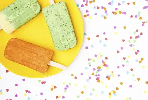 Unhealthy Sweet Treats Drucke: Top view popsicles plate