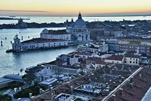 Drucke von Ansicht des Hafens von Barcelona, Spanien, Foto als Hintergrund, digitale Abbildung Budapest, Einschließlich Der Donauufer, Des Budaer Burgviertels Und Der Andrßssy-Allee Drucke: Ansicht des Hafens von Barcelona Spanien.