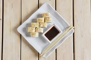 Restaurant Food Drucke: Top view of portion of rolls with salmon