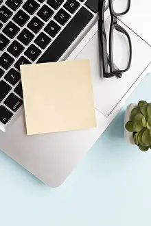 Bilder Datiert 12. Dezember 2024: View post it laptop print
