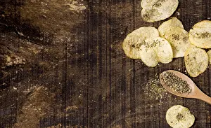 Barbecue Recipe Inspiration Drucke: Top view potato chips with copy space spices