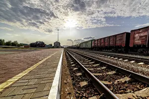 Passenger Transport System Drucke: View of the railway tracks along the platform