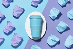 Plastic Free Lifestyle Drucke: Top view reusable cup with plastic cups