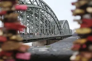 Bilder Datiert 6. Dezember 2024: Blick über den Rhein mit Brücke.