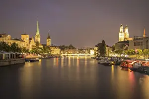 Drucke von Blick über den Fluss Limmat am Abend, Altstadt mit Fraumünster, St. Peter und Grossmünster, Altstadt, Zürich, Schweiz Blick über den Fluss Limmat am Abend, Altstadt mit Fraumünster, St Zürich Drucke: Blick über den Fluss Limmat bei Sonnenuntergang.