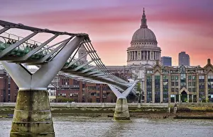 London Skyline Drucke: A view across the River Thames at dusk towards St