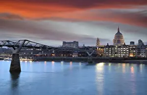 London Skyline Drucke: A view across the River Thames at dusk towards St
